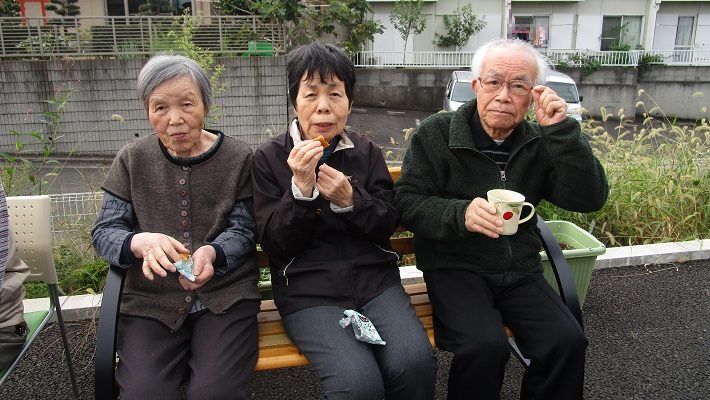 外でおやつを召し上がるご利用者さま